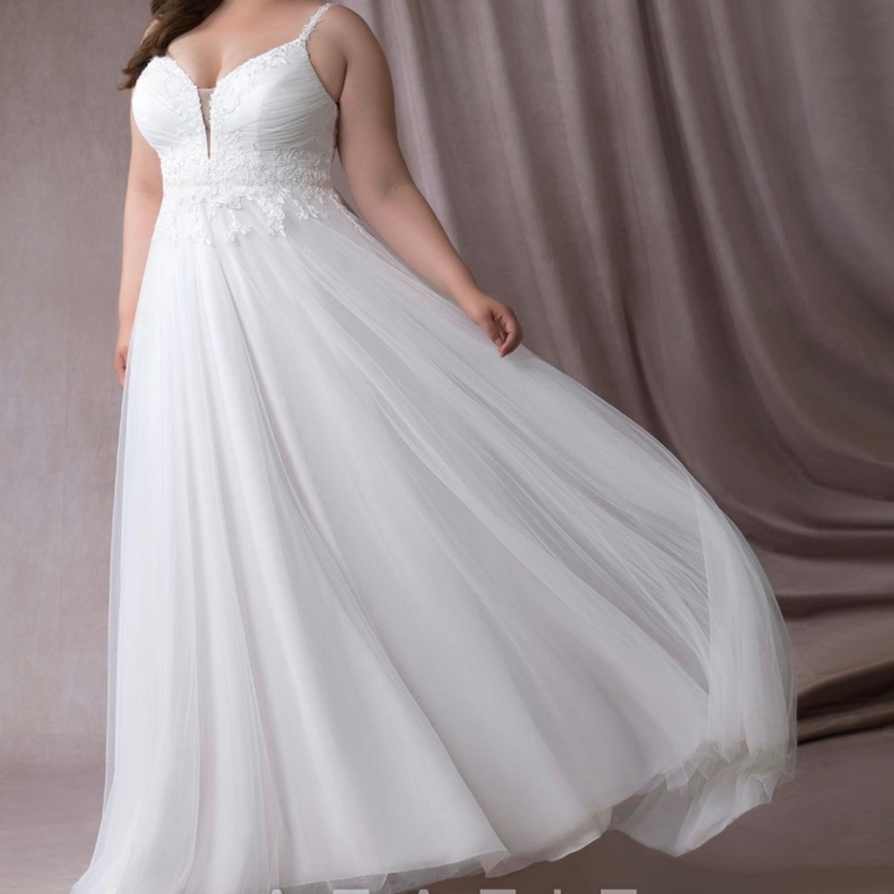 Azazie Devi Bridal Gown! Diamond white, never worn, excellent condition